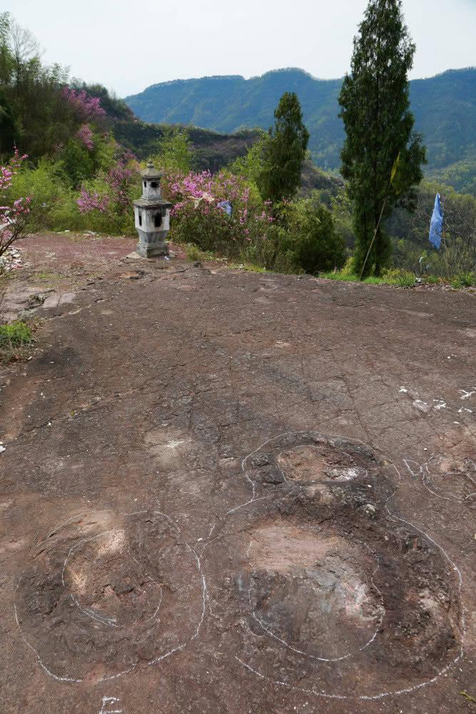 这20多个印记中，就包括了小庙前的这八个凹坑。