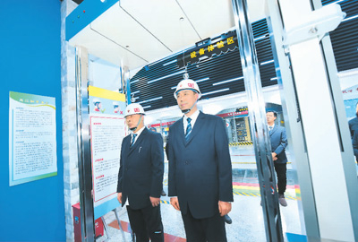 　　2019年1月，中铁哈尔滨局牡丹江机务段“劳动人身安全体验室”在黑龙江省牡丹江市建成并投入使用。图为参观人员在体验高空坠物带来的危害。　　张春祥摄（新华社发）