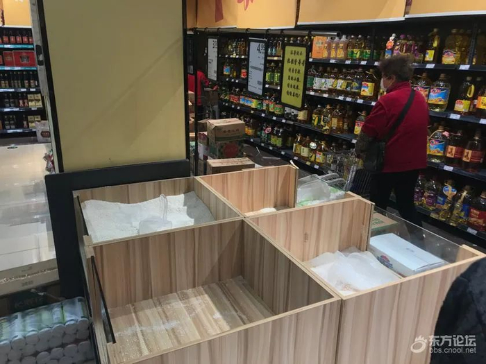  其他货架没见抢购情况，面粉货架虽然没有满满当当，但看上去还算正常。