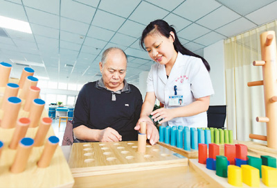 　9月7日，河北省南和县中医院医养中心医护人员协助老人进行益智训练。近年来，南和县积极探索推进“医养结合”新型养老模式，打造集养老护理、医疗康复于一体的托老中心。&nbsp;　新华社记者 朱旭东摄