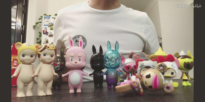 王蛋蛋拆盲盒的视频截图。