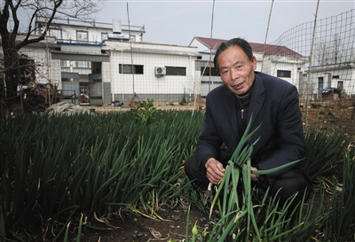 “大包干”带头人严宏昌，打算将农业生产过程放上网络。