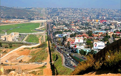 （这是美国与墨西哥边境，建满房屋的一方是墨西哥。）