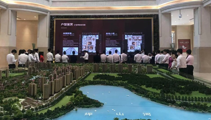 大亚湾某大型项目售楼处内，中介人员人头攒动，但前来购房者无几 每经记者 甄素静 摄