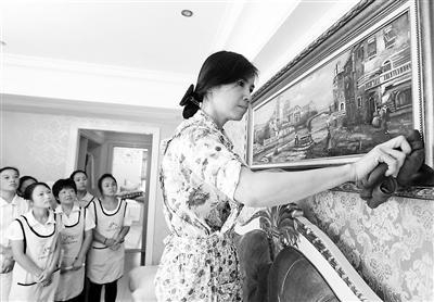 菲律宾女佣萨娜琳在合肥为家政服务员进行房间清洁服务教学 供图/视觉中国