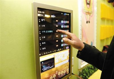 　1月，河南洛阳，消费者在一家KTV点歌。图/视觉中国