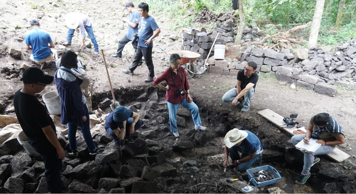 在科潘遗址的考古发掘现场，中洪考古队员正在讨论。社科院考古所供图