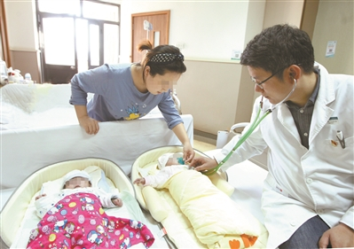 医护人员精心看护两个小宝宝。