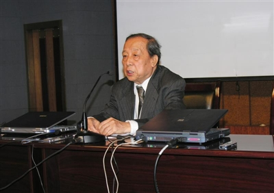 2007年，李学勤在三星堆作学术报告