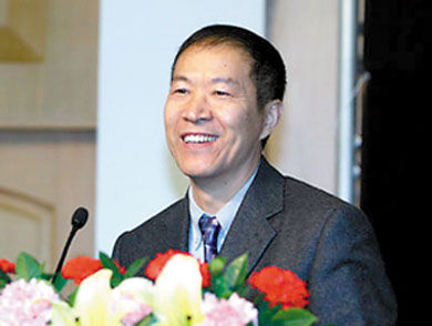 华生，1986年被评为首批“国家级有突出贡献的专家”，现任东南大学经济管理学院名誉院长。