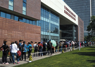 2018年5月16日，天津市发布了“海河英才”行动计划，政策出台后每天全国各地来津办理落户手续的人络绎不绝。