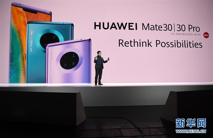 　　9月19日，在德国慕尼黑，华为消费者业务CEO余承东在发布会上介绍华为Mate 30系列智能手机。新华社记者逯阳摄