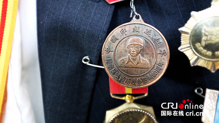杨良平获授的“中国印缅远征军勋章”。 摄影：高宇