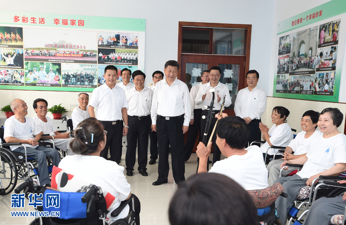 2016年7月28日，习近平总书记在河北唐山市截瘫疗养院活动室欣赏截瘫伤员表演的二胡伴唱《唱支山歌给党听》。 新华社记者 谢环驰/摄