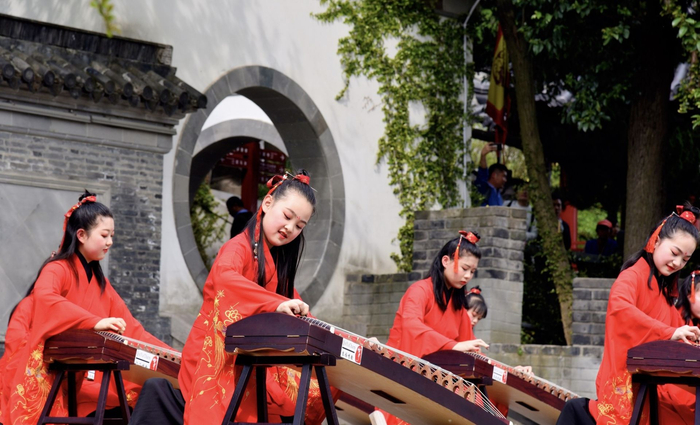 2019年4月，穿着汉服的表演者们奏响古琴，图片来源：东方IC。