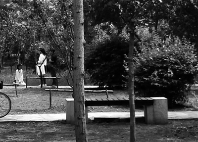 一名十二三岁的女孩在沈阳一公园里被父母罚跪。网友供图