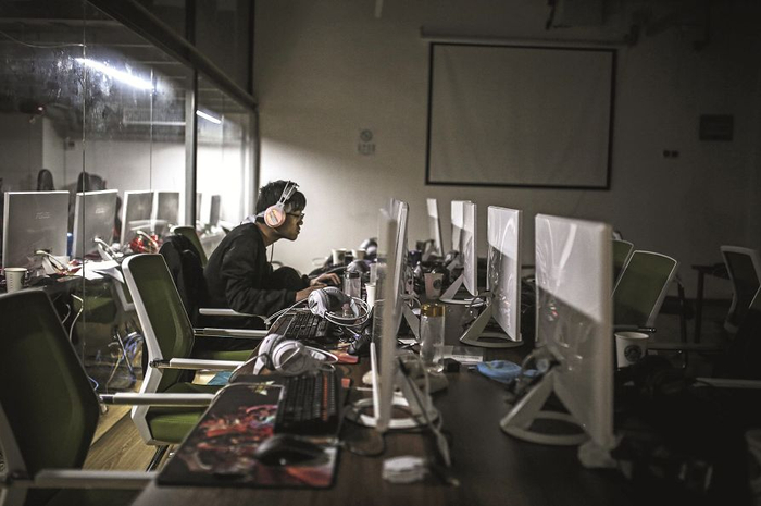 江苏南京一家电竞学院内，一名学员于清晨8时独自在教室里练习。图/视觉中国