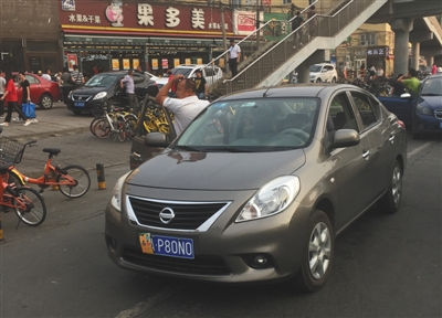 6月11日，立水桥地铁站旁，一辆遮挡号牌的黑车停在马路上趴活。