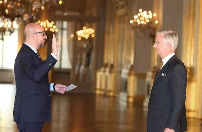 2014年10月11日，在比利时布鲁塞尔皇宫，米歇尔（左）向国王菲利普宣誓就职。