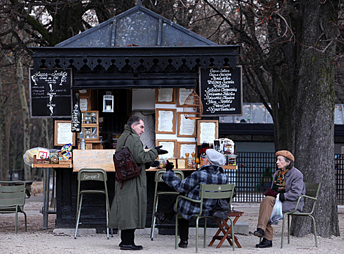  几名老人在法国巴黎的卢森堡公园聊天。（新华社）