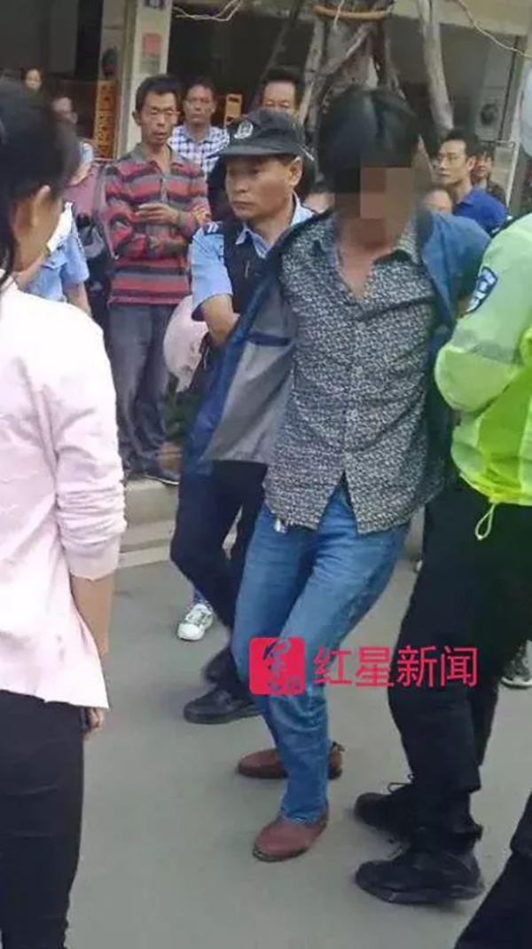 嫌犯被抓现场。红星新闻 图