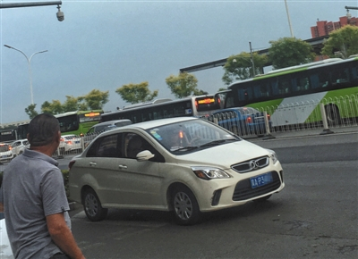 6月11日，通州土桥地铁站旁，一辆黑车停在机动车道中间趴活。