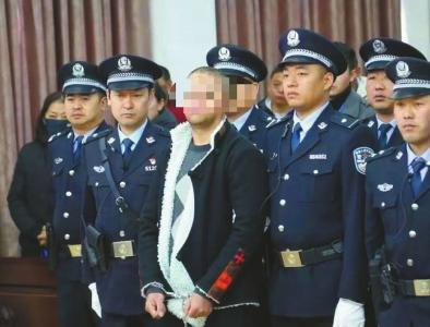 法庭公开审理罗登等人涉恶案。