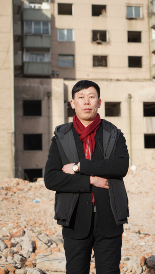 1月9日，李军在公司的工地上，22年前他刚到东北，便是从干苦力拆楼做起