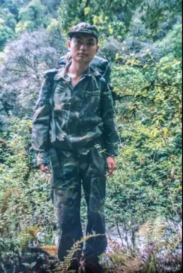 图为古怒生前照片。