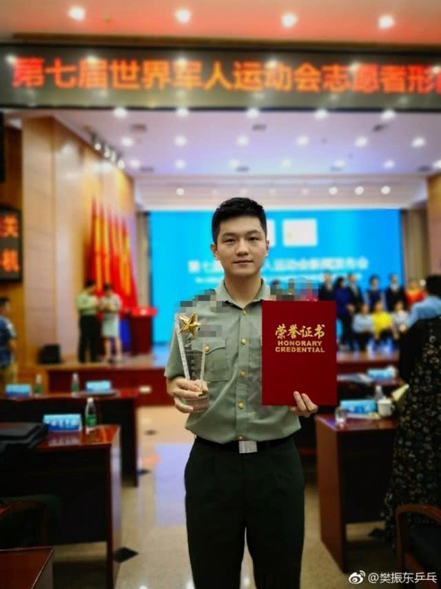 樊振东霸气世界第一，夺冠后一动作太感人，受聘任军运会形象大使_手机新浪网