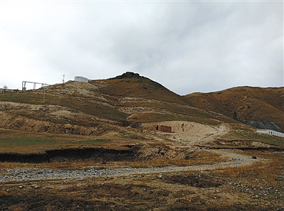 赤峰市阿鲁科尔沁旗喇嘛罕山银铅锌矿地面堆放大量碎石，植被未恢复。生态环境部供图