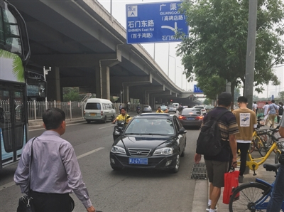 　6月11日，百子湾地铁站旁，由于路口没有摄像头，非京牌黑车任意逆行。