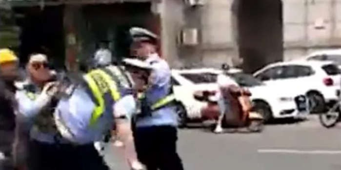 安徽桐城两名辅警因工作分歧当街互殴:停岗当