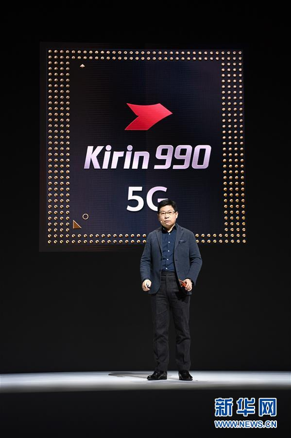 　　9月19日，在德国慕尼黑，华为消费者业务CEO余承东在发布会上介绍华为Mate 30系列智能手机搭载的麒麟990芯片。新华社记者逯阳摄