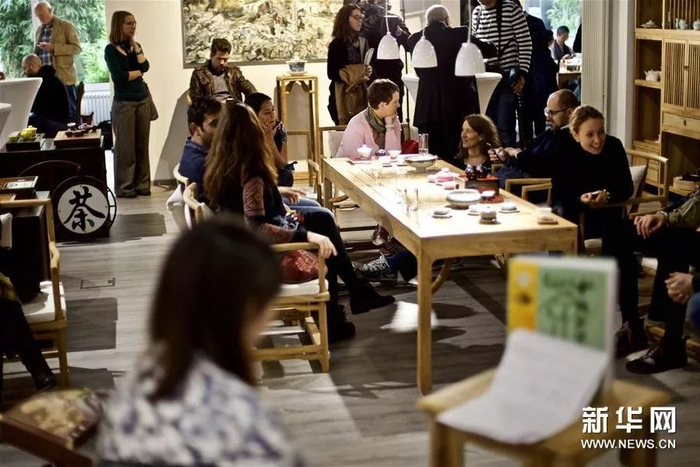 ▲德国法兰克福中国茶文化中心，外国友人使用产自景德镇的茶具。（新华社）