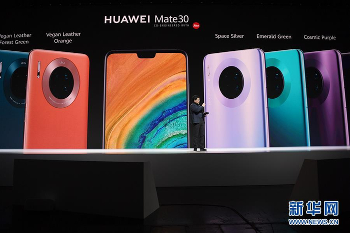 　　9月19日，在德国慕尼黑，华为消费者业务CEO余承东在发布会上介绍华为Mate 30系列智能手机。新华社记者逯阳摄
