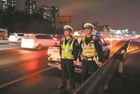 产妇病危急需转院救治 交警接力带路跨300公里5城