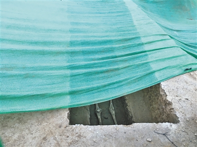 现场一处已被发掘的墓葬被苫盖起来。新京报记者&nbsp;王嘉宁 摄