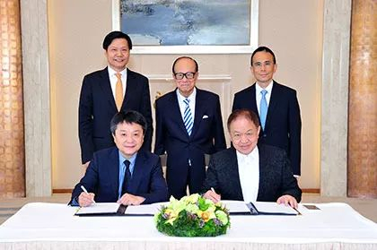 长和与小米合组全球策略联盟（李泽钜出席，后排右一）