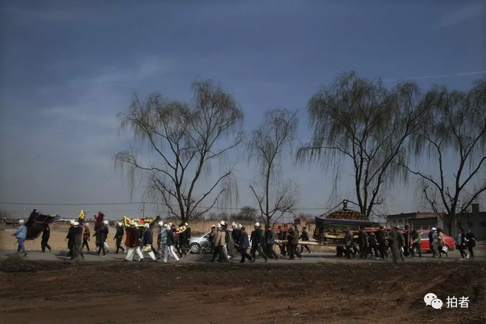  △&nbsp;一只送葬队伍正随着棺椁缓缓前行。