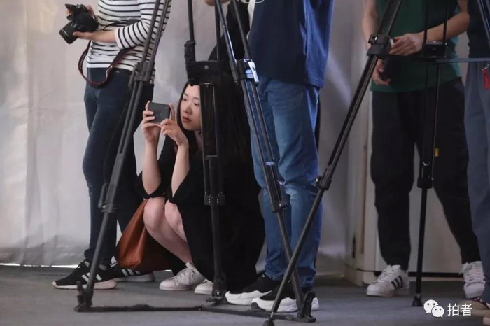  △&nbsp;2019年6月2日，中国儿童中心，新京报记者吴娇颖在采访世界环境日活动中拍视频。摄影/新京报记者王嘉宁