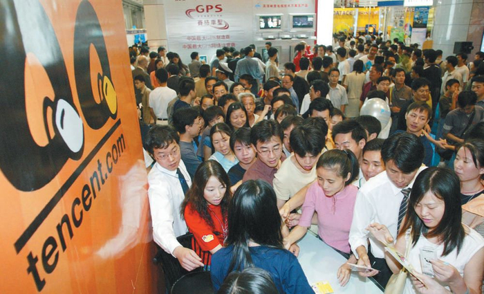 ▲2002年10月13日在深圳高交会上，腾讯QQ 展台前索要资料的人流如潮。图/视觉中国