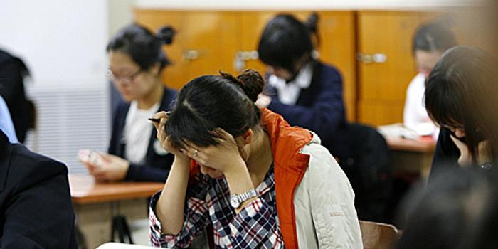 韩国生育率 破1 过热学历竞争催生 考大学包办