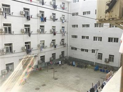 　陶崇园宿舍楼，他从楼顶天台坠亡。新京报记者 陶若谷 摄