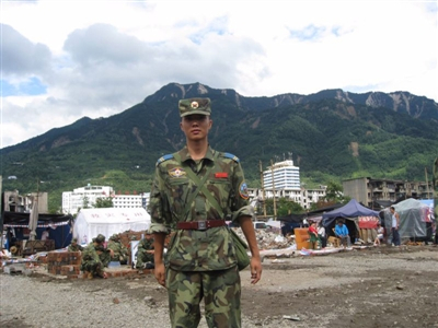 赖鹏当年参与救援的照片　　受访者供图