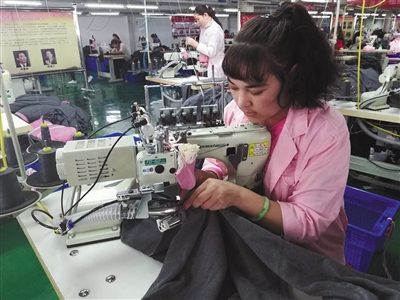  霍尔果斯的红豆服装加工厂。新京报记者 李云琦 摄