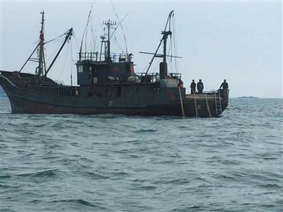 江苏连云港前岛公司的工作人员在争议海域拍摄到的山东籍渔船。受访者供图