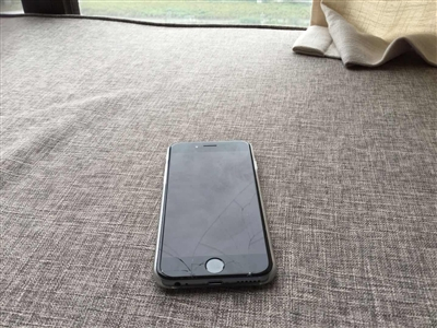  摔碎屏的iPhone 6。&nbsp;成都商报 图