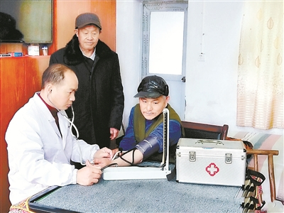 　　冷孟光现在把时间和精力投入到乡村医生工作中。图为冷孟光到兰溪镇敬老院义务为老人们量血压、测血糖，免费送药上门，为老人们服务。龙焕明 摄