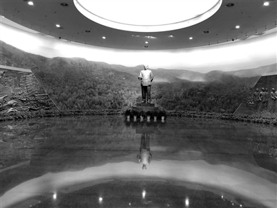 　　序厅正中矗立着“毛泽东同志在香山”大型雕塑，背景油画为“香山之春”。雕塑左侧为“渡江战役”浮雕，雕塑右侧为“共商国是”浮雕